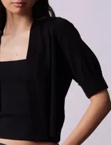 Bolero tejido color fucsia, marca Ninety, de manga corta con apliques de botones.