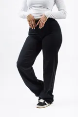Pantalón wide leg color negro, con tiro alto y cierre de botón y cremallera.