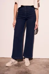 Pantalón de jean azul oscuro, de corte recto y tiro medio.