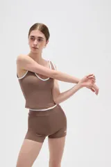Musculosa deportiva al cuerpo de poliamida, color negro con detalles de ribete blanco en el cuello y los breteles anchos.