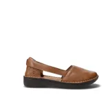Sandalias de cuero color beige con diseño de punta cerrada y aberturas laterales, con suela plana de goma color marrón.