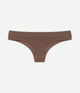 Bombacha bikini hilo color marrón, confeccionada en poliamida con tecnología seamless y textura acanalada. Presenta cintura mediana y es biodegradable.