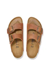 Sandalias Birkenstock modelo Arizona, color marrón cuero, con dos correas ajustables con hebillas metálicas.