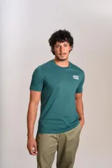 Remera de manga corta color verde petróleo, con cuello redondo y estampa pequeña en el pecho con el texto 'GOOD TIMES'.