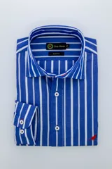 Camisa de vestir azul con rayas verticales blancas, corte slim fit y cuello americano.