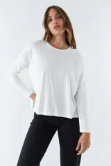 Remera celeste de algodón, de manga larga y cuello redondo.