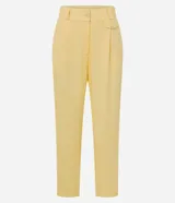 Pantalón zanahoria de tiro alto color amarillo pálido, confeccionado en viscolino con 15% de lino, con trabillas en la cintura, solapas con botón abajo de la cintura, pliegues y cierre tradicional.