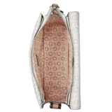 Cartera Guess modelo Burnaby de diseño estructurado, con cuerpo en color blanco estampado con el logo de la marca y detalles en color beige. Presenta cierre frontal tipo torniquete metálico y correa ajustable en color beige con apliques decorativos.