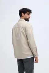 Sobrecamisa de algodón con efecto lavado y bolsillos frontales con solapa.