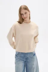 Buzo gris de corte ancho y cuello redondo.