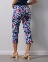 Pantalón capri de gabardina elastizada estampada, marca Zac & Rachel, con pretina ancha elastizada.
