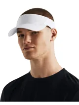 Visera deportiva Under Armour color blanco con el logo reflectante de la marca en el frente, diseñada con tejido ligero, transpirable y cierre ajustable con velcro.