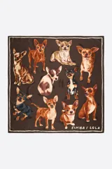 Pañuelo marrón con estampado de perros Chihuahuas y logo de Bimba y Lola.