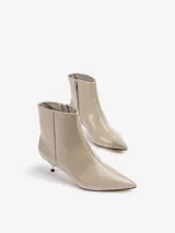 Botineta de cuero vacuno en color negro, con diseño en punta y taco kitten heel.