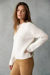 Sweater de punto de algodón con diseño oversize, cuello redondo y mangas largas. Presenta un detalle de costura lateral en color contrastante.