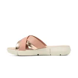Sandalia plana Korium Confort modelo Jania, de color rosado con tiras cruzadas que combinan tono mate y acabado metalizado dorado, plantilla texturizada y suela blanca.