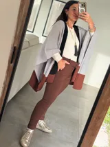 Pantalón de vestir color marrón chocolate, de corte recto y tiro alto, con cinturón incorporado.