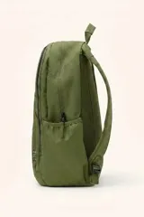 Mochila Billabong Roadie de color verde militar, con compartimento principal amplio, bolsillo frontal con cierre vertical y etiqueta con el logo de la marca bordada en la parte superior.