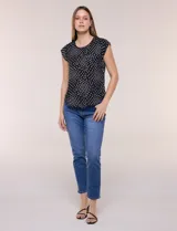 Blusa de gasa ligera con diseño geométrico en tonos oscuros, escote redondo, mangas cortas y bolsillo frontal aplicado. Presenta un ruedo redondeado y silueta relajada.