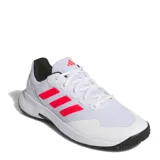 Championes de tenis Adidas Gamecourt 2.0, color blanco con detalles en rojo vibrante y suela negra. Presentan una parte superior de malla transpirable con refuerzos sintéticos, mediasuela de EVA para amortiguación y suela ADIWEAR para mayor durabilidad.