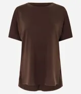 Remera de microfibra color marrón, con cuello redondo, mangas cortas y diseño holgado con aberturas laterales y ruedo redondeado.