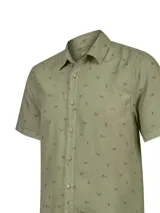 Camisa de manga corta verde militar con estampado de patos, cuello camisero, cierre frontal con botones y calce regular.