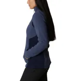 Campera polar con cierre completo, cuello alto y bolsillos laterales. Presenta un diseño entallado con paneles laterales en un tono más oscuro y logo de la marca bordado en el pecho.