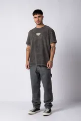 Remera de algodón con efecto lavado, color beige, de corte holgado y manga corta. Presenta un estampado pequeño en el pecho con la frase 'Coffee Break' y un estampado grande en la espalda.