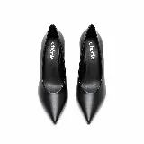 Zapato de cuero negro con punta fina y taco chino alto.