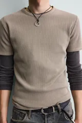 Camiseta de punto con textura acanalada, corte slim fit, cuello redondo y manga corta. Confeccionada en mezcla de algodón con elasticidad y acabado con efecto lavado.