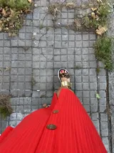 Vestido corto de morley color rojo con botones grandes.