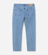 Pantalón de jean corte slim, color azul claro con lavado stonewash, con cierre frontal de botón y cremallera, presillas para cinturón y bolsillos funcionales.
