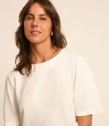 Blusa de viscolino color amarillo pálido, con cuello redondo y mangas cortas abullonadas.