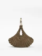 Bolso de cóctel color bronce, con diseño de abalorios tejidos en tricot y forma de concha. Cuenta con un compartimento principal, cierre de cremallera y cierre magnético. Tiene un asa de mano metálica dorada con logo grabado.