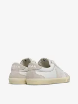 Zapatillas Veja modelo Volley O.T. Leather, de diseño retro en color blanco con detalles en beige. Confeccionadas en cuero bovino con suela de caucho amazónico y logo lateral característico de la marca.