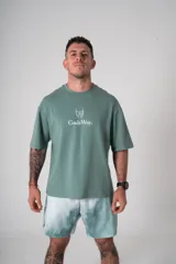 Short deportivo celeste con estampa de acuarela, cintura elástica con cordón ajustable y aberturas laterales.