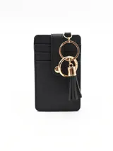 Tarjetero negro con múltiples ranuras para tarjetas, cierre con broche a presión y llavero con borla.