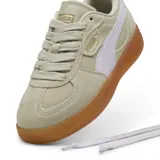 Championes Puma Palermo Moda Xtra Gum color arena con detalles en blanco y suela de goma color caramelo.