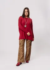 Pantalón de tiro alto con estampado animal print de leopardo, corte recto y bolsillos laterales.