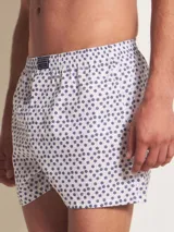Bóxer de algodón blanco con estampado de flores pequeñas color celeste, con cintura elástica y logo de la marca en el centro.