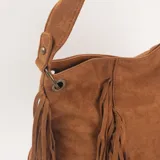 Cartera de hombro color marrón, confeccionada en gamuza, con diseño de flecos laterales y correa ajustable extraíble.