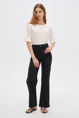 Pantalon jean negro de tiro alto con corte oxford y bolsillos.