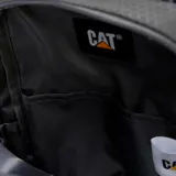 Bolso bandolera unisex Caterpillar Ajo Peak Sling Bag, color negro con diseño texturizado, correa cruzada ajustable, bolsillo frontal con solapa y cierre de hebilla, y detalles reflectantes con el logotipo de la marca.