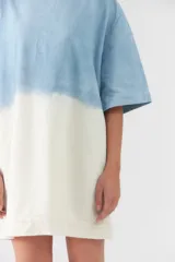 Remerón oversize de corte recto y mangas cortas, con diseño bicolor degradado en tonos celeste y blanco, y cuello redondo alto.