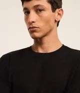 Remera de manga larga con cuello redondo y textura, de corte regular. Confeccionada en una mezcla de algodón, poliéster y viscosa.