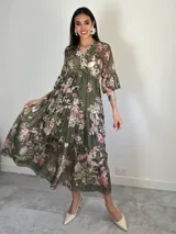 Vestido largo de estilo campesino confeccionado en organdí, con estampa floral chintz de estilo romántico. Presenta escote en V, cintura completamente elastizada y mangas tres cuartos con volados en los puños, además de una falda de diseño escalonado.