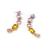 Aros colgantes dorados con incrustaciones de acrílico brillante en tonos lila, rosa, amarillo y naranja.