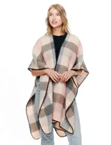 Ruana de tejido soft, marca Barrington, con diseño a cuadros grandes en tonos mostaza, gris oscuro y blanco. Presenta terminación en zig zag con lana en los bordes.