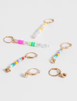 Set de aros dorados con dijes de corazón y mostacillas de colores.