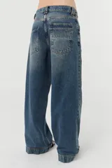 Jean wide leg de denim azul, 100% algodón, con bolsillos frontales tipo cargo con recortes y remaches, doble bolsillo trasero y pinzas laterales a mitad de gemelo.